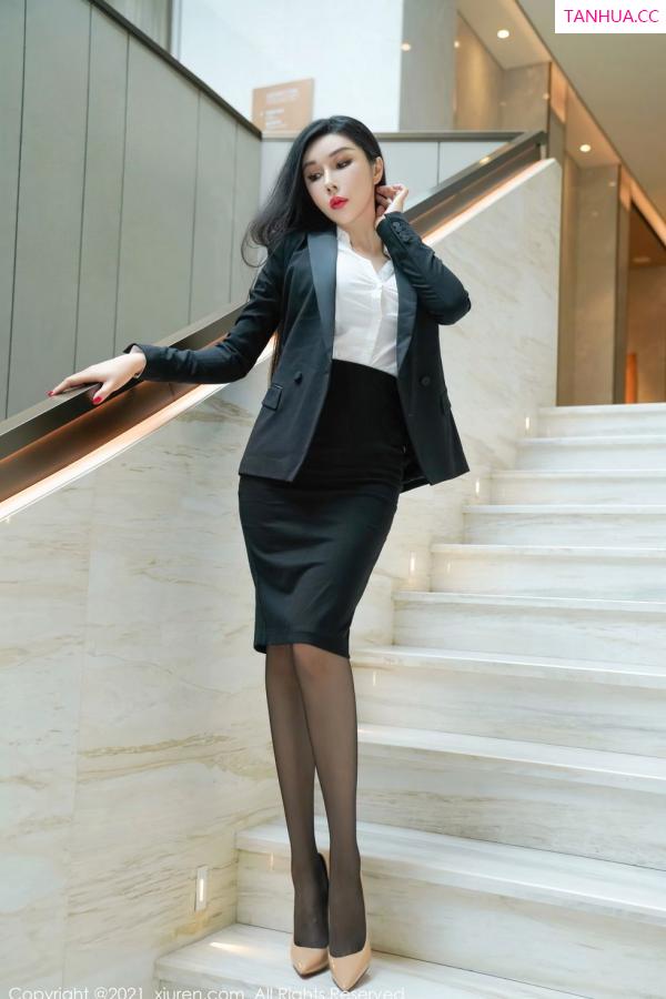 职场经理人田冰冰 精致内衣彰显妩媚